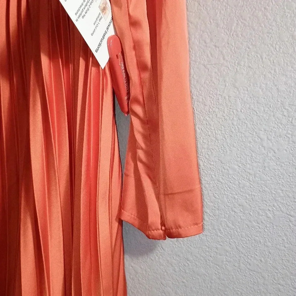 Ieena Macduggal Pleated Long Sleeve Satin V Neck Gown Size 10 NWT - Picture 10 of 16